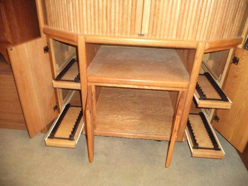 lot 17 image: Oak Lighted Entertainment Center