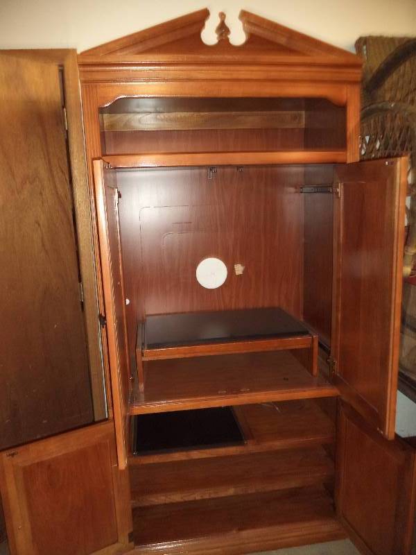 lot 18 image: Entertainment Center