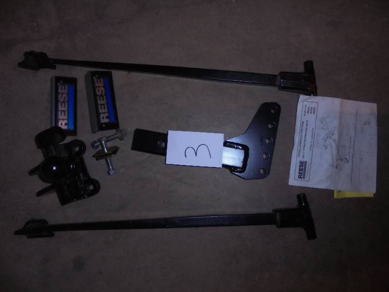 lot 3 image: Reese 350lb Weight Distributing HitchTow Bar