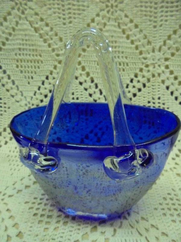 lot 28 image: Heavy Blue Glass Bridal Dish