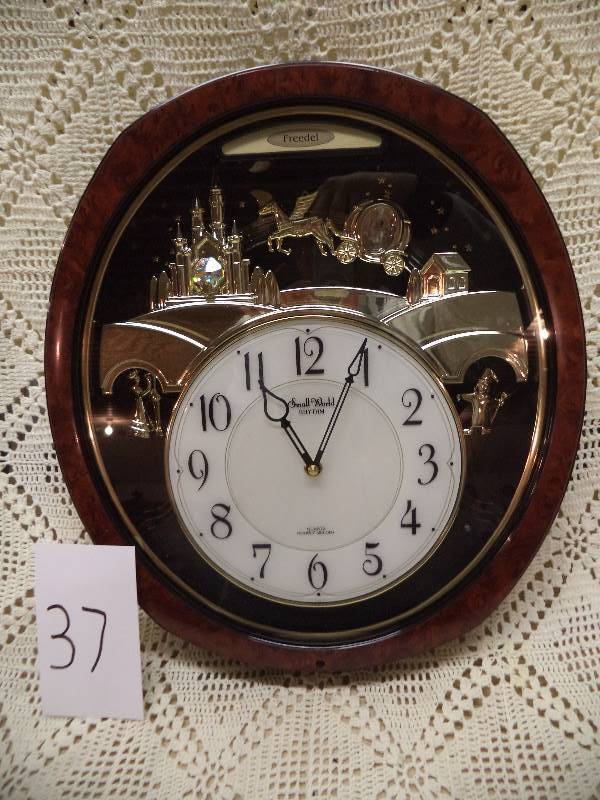 lot 37 image: RHYTHM Dynamic Wave Sound Small World Clock