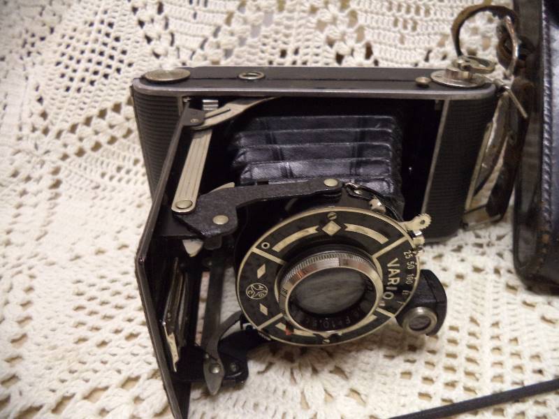 lot 39 image: Vintage Vario Camera wLeather Case