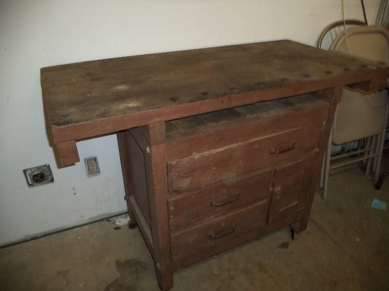 lot 1 image: Antique Workbench with Vice