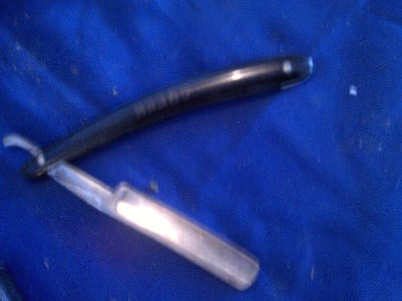 Vintage queen straight edge razor