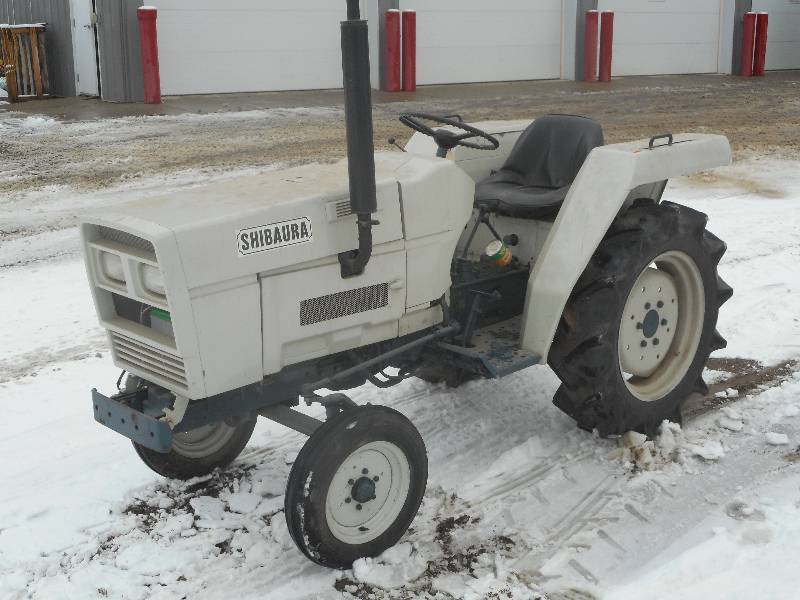 lot 3 image: Shibaura SD2003 Tractor, 3-Cylinder...