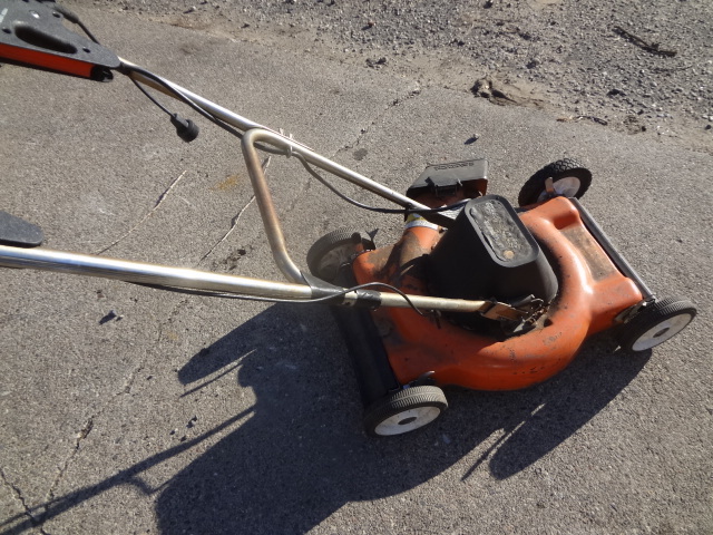 lot 9 image: Black and Decker Electric Mower
