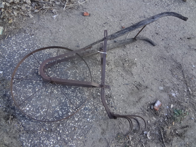 lot 14 image: Antique Cultivator