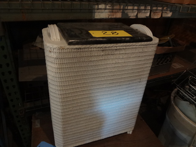 lot 28 image: Vintage Wicker hamper