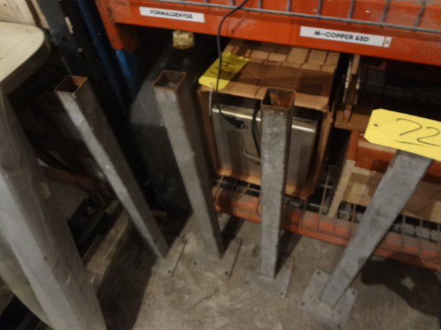 lot 72 image: 4 Steel Posts