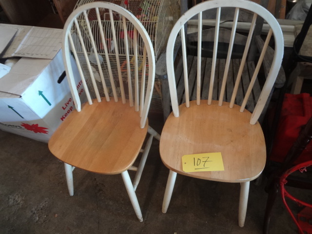 lot 107 image: Pair Oak Chairs