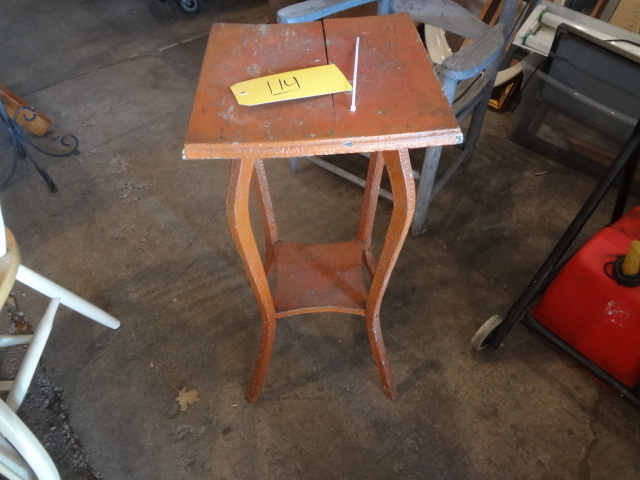 lot 114 image: Curved Leg Table