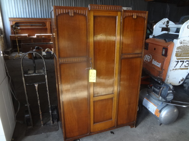 lot 222 image: Beautiful Antique Wardrobe