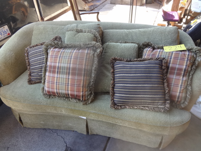 lot 224 image: Very Nice Love Seat