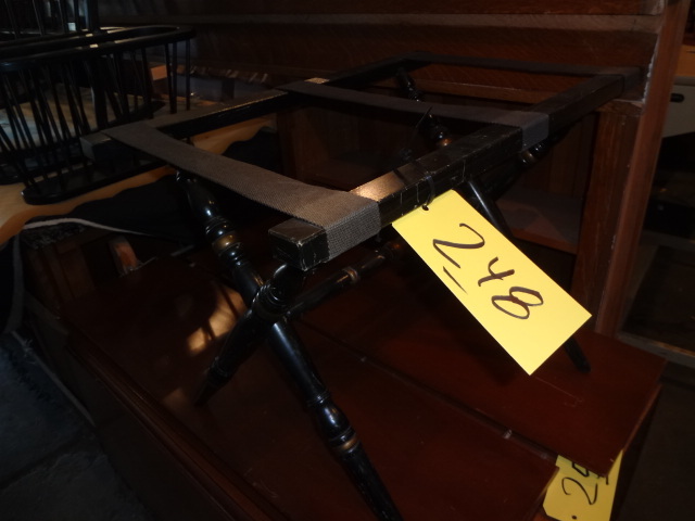 lot 248 image: Nice Suitcase Stand