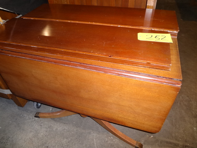 lot 252 image: Drop Leaf Table