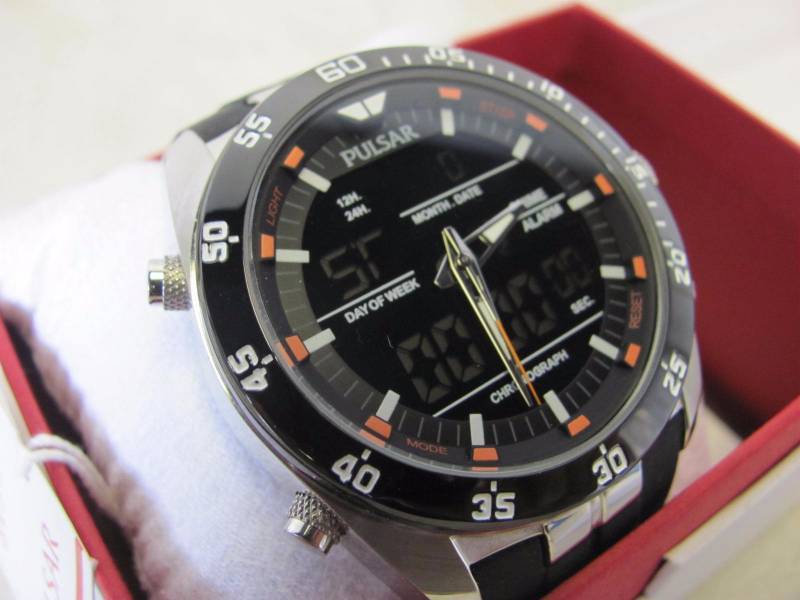 lot 13 image: Pulsar Mens DigitalAnalog Display Chronograph Watch