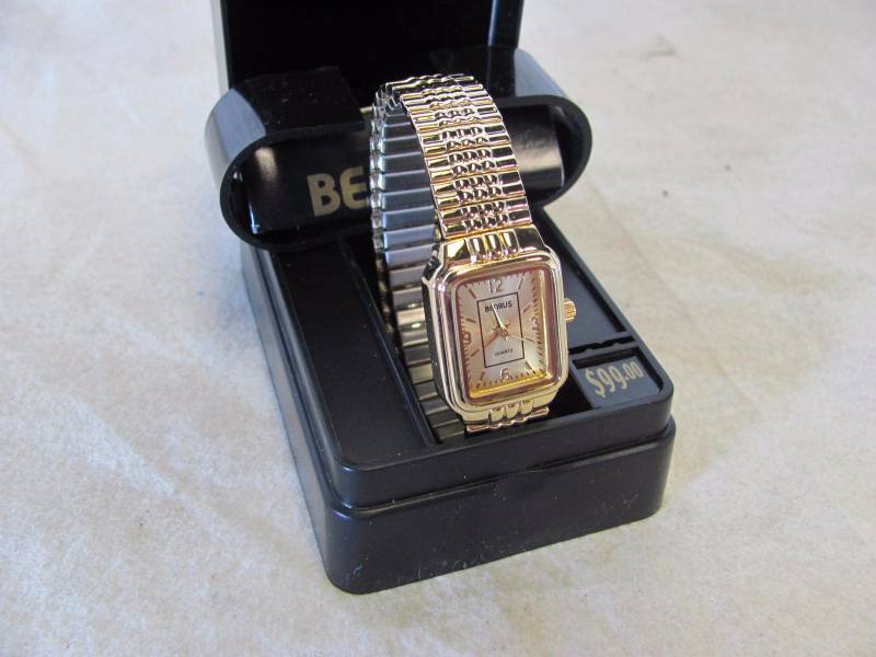 lot 44 image: Benrus Signature Ladies Expansion Band Watch