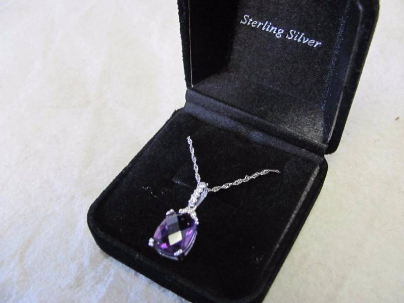 lot 105 image: Sterling Sliver Amethyst Oval Pendant