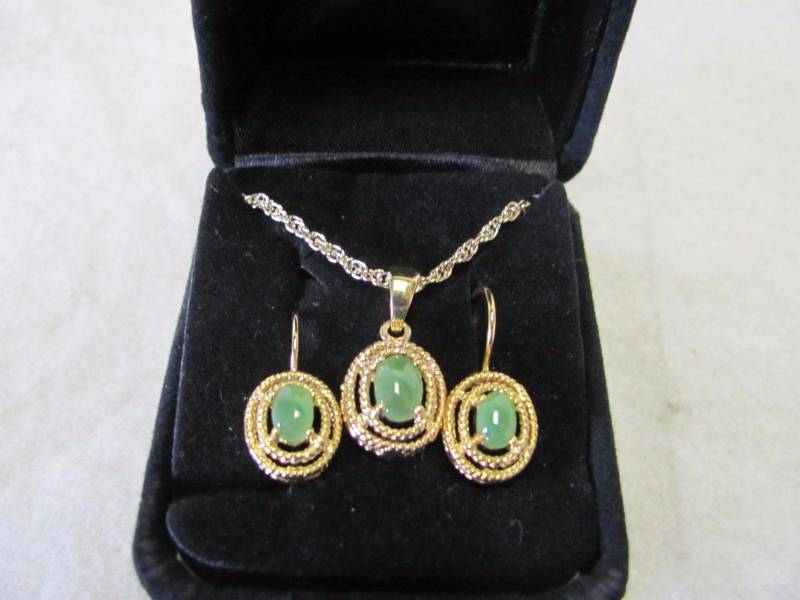 lot 115 image: Jade Pendant & Earring Set