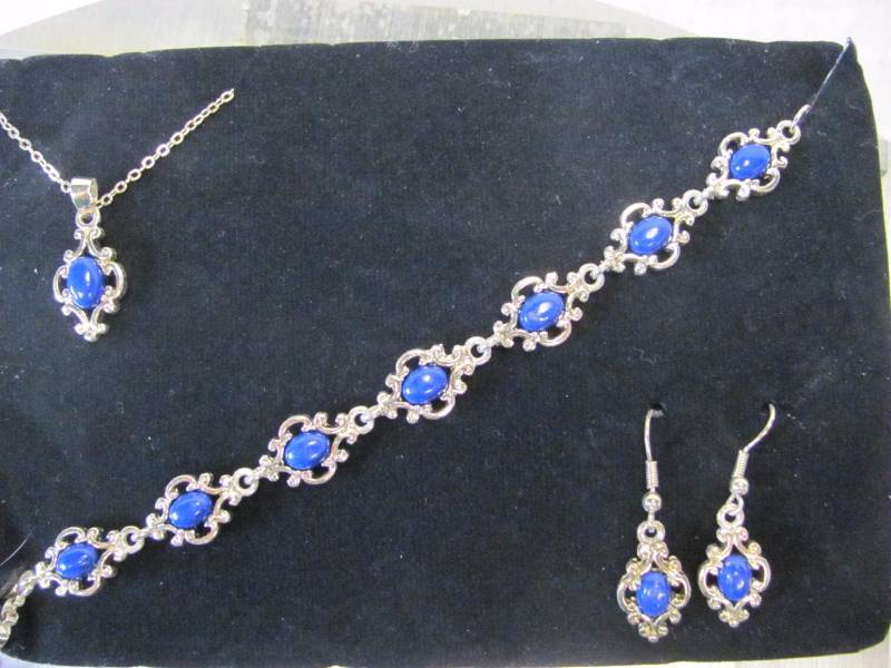lot 117 image: Lapis Lazuli (Blue) Gold tone Pendant, Earring & Bracelet Set