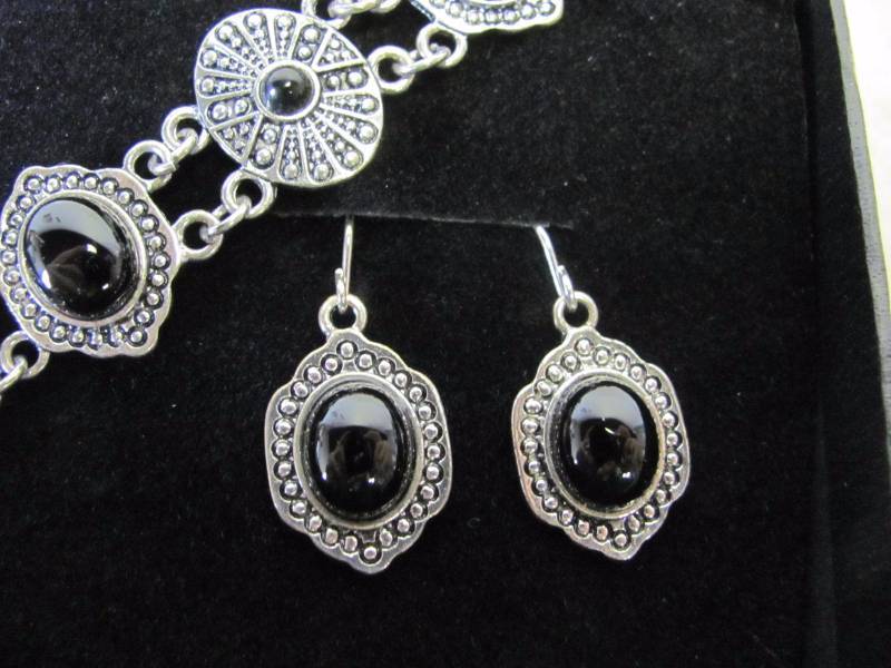 lot 120 image: Black Onyx Earring, Pendant & Bracelet Set