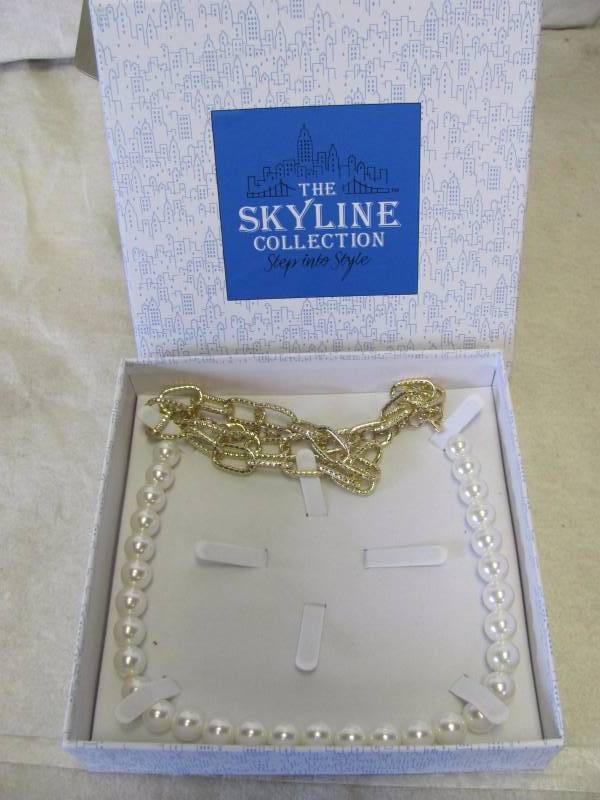 lot 122 image: The SKYLINE Collection Pearl Fashion Necklace