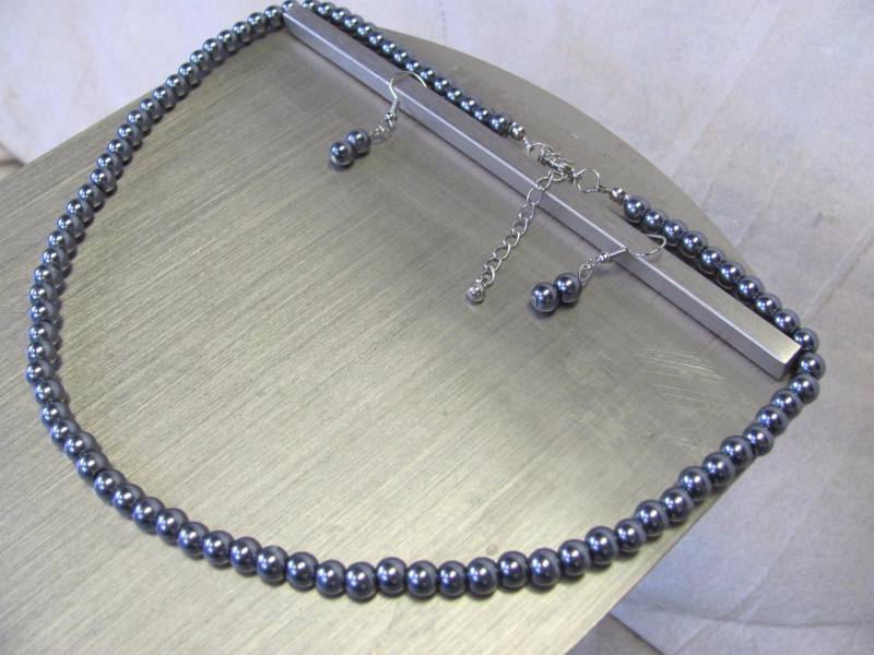 lot 126 image: Shell Pearl Necklace & Earring Set