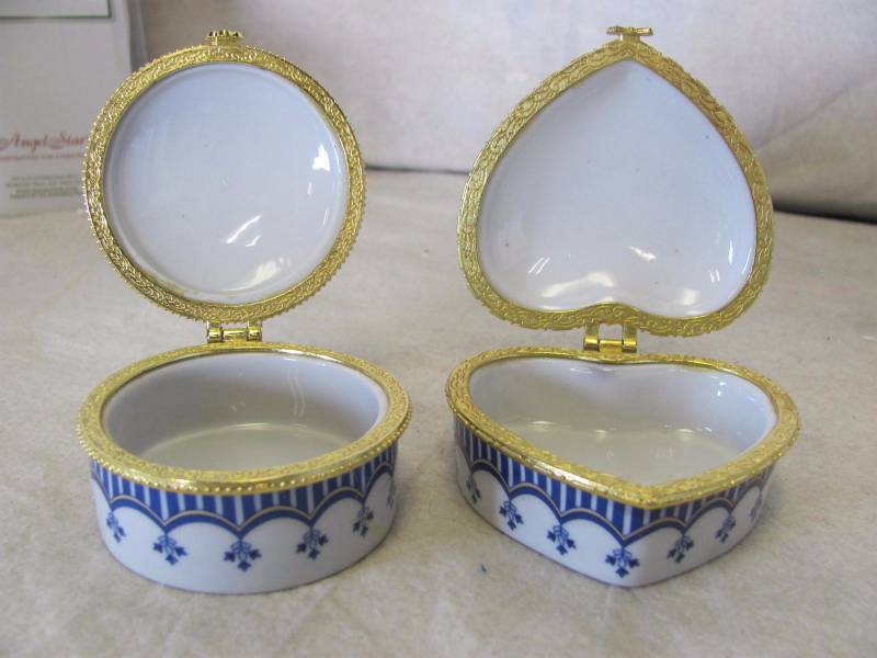 lot 160 image: Delightful Blue & White Porcelain Trinket Box Set