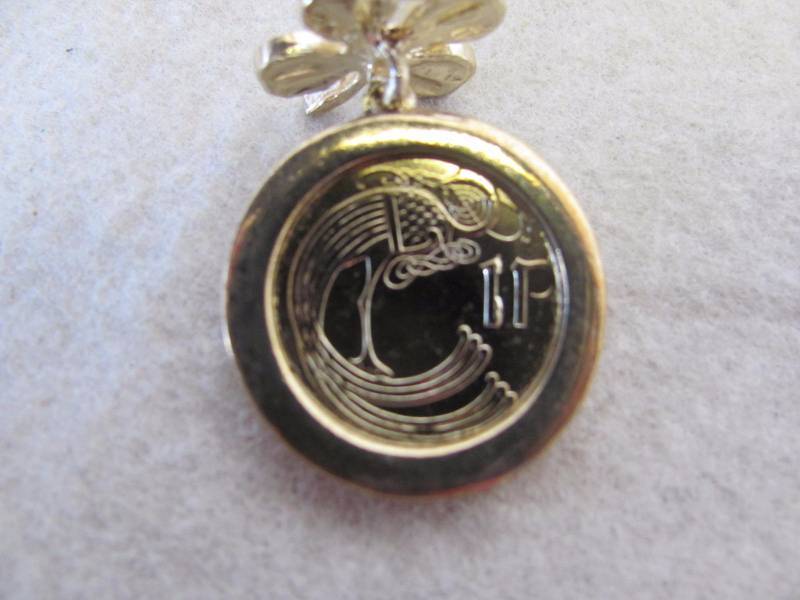 lot 167 image: Ireland 1996 Eire Coin & Shamrock Pedant Necklace
