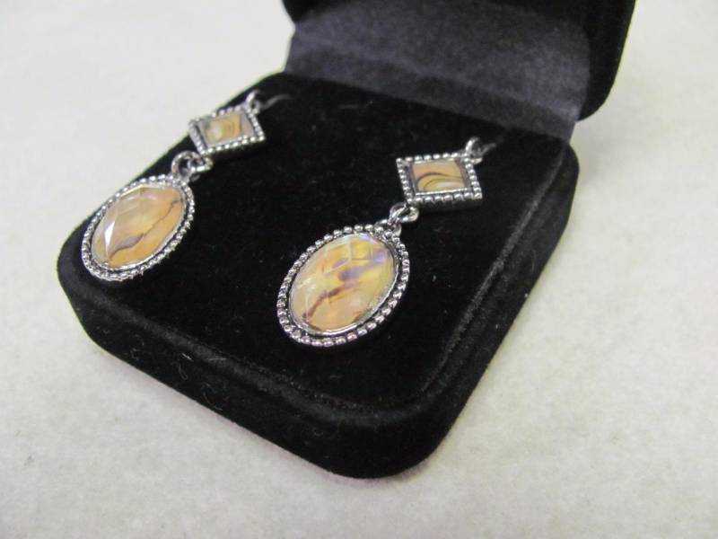 lot 168 image: Vintage Style Oval Gemstone Dangling Earrings