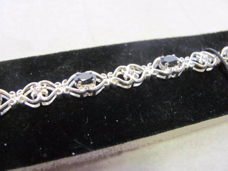 lot 173 image: Ladies Vintage Style Heart Link & Black Gem Bracelet