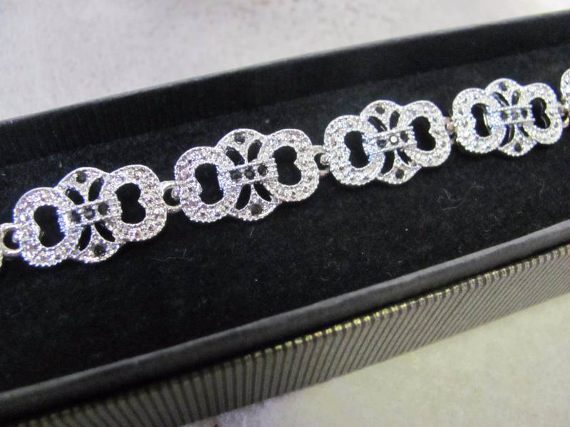 lot 176 image: Ladies Classic Style Link Bracelet