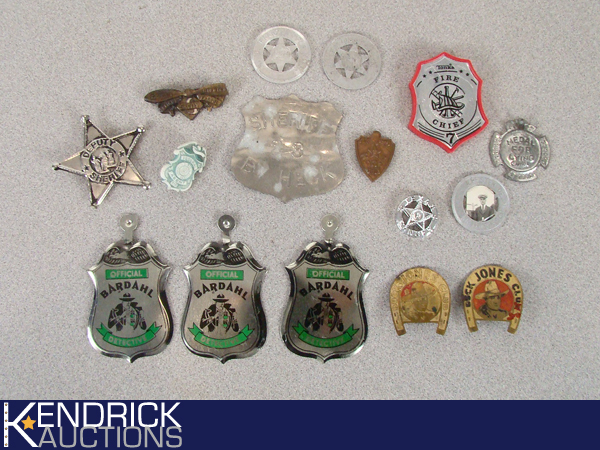 lot 17 image: Lot of Vintage Toy Badges