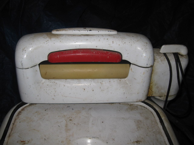 lot 1 image: Antique Ringer Washing Machine