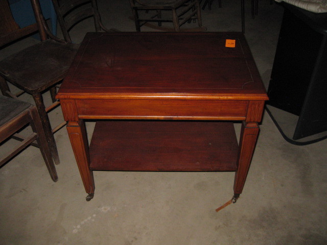 lot 6 image: 20 End Table