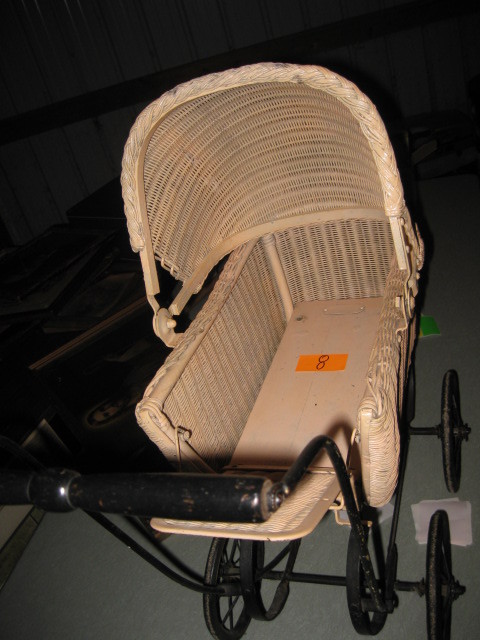 lot 8 image: Wicker 1930s Doll Carriage