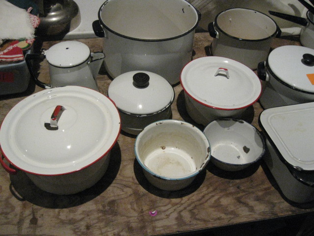 lot 22 image: Assorted Enamel Ware