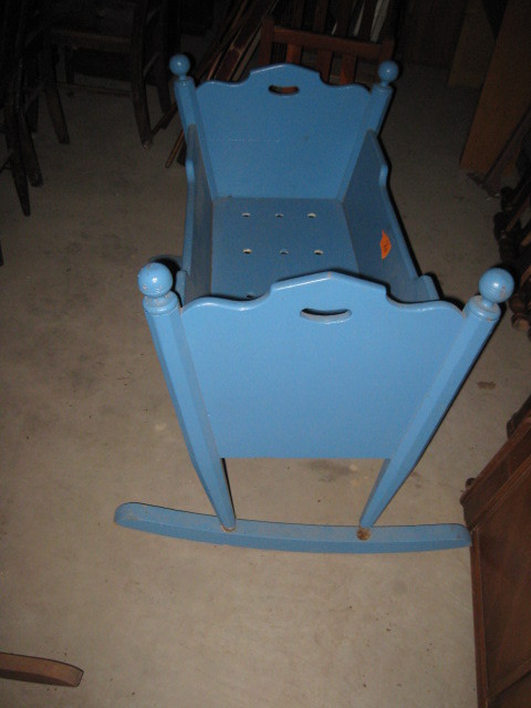 lot 26 image: Antique Rocking Cradle