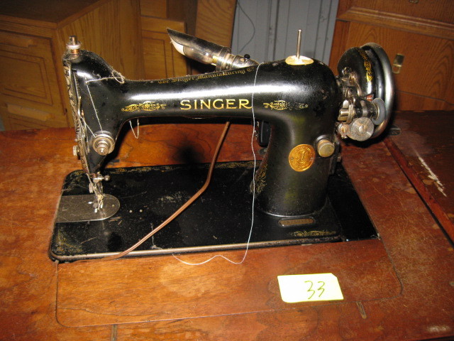 lot 33 image: Antique Singer Sewing Machine