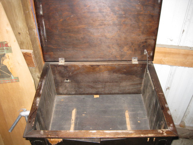 lot 93 image: Empty Victrola Cabinet 25 x 41