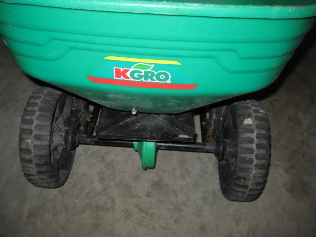 lot 101 image: Fertilizer Spreader