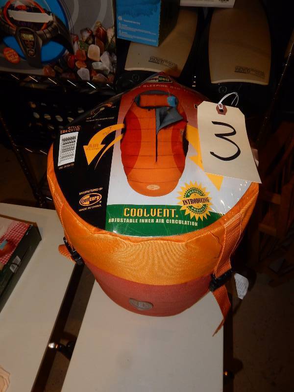 lot 3 image: Cool vent Sleeping Bag. 40 in x 90 in.. LITRON 3.. New