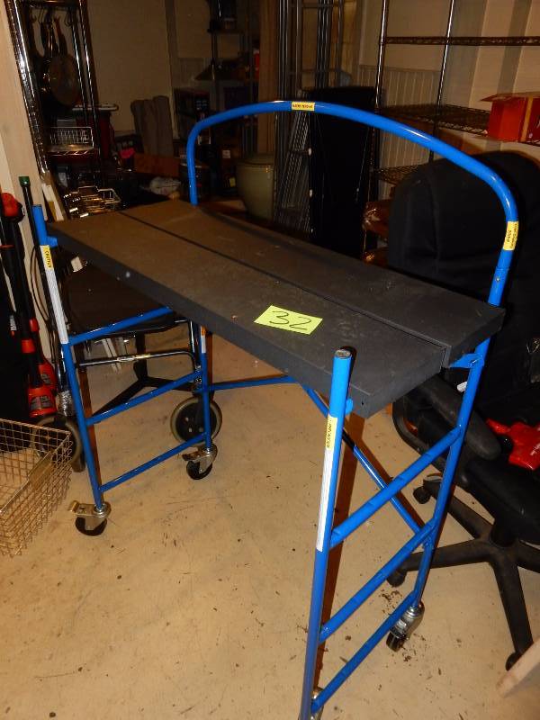 lot 32 image: Rolling Cart.. Only 2 shelves..