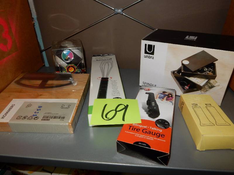 lot 69 image: 6 Stocking Stuffer items.. See the close up pictures.. All new in their packages