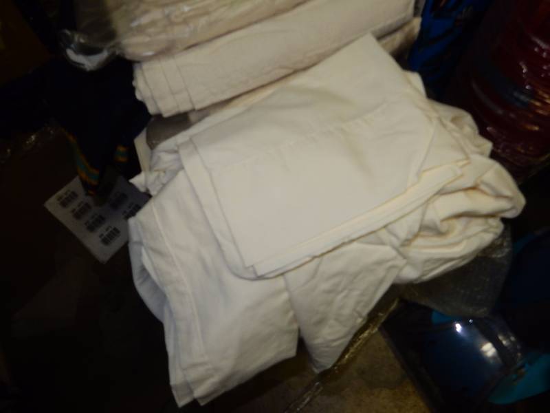 lot 78 image: Pillow Cases, Blankets, Sheets