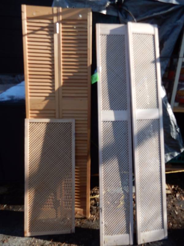 lot 86 image: 2 bi fold door sets.. Each section 12in x 78in. 5 panels with crisscross design.. 4, 48 in x 14in (not shown, but like the 36in) 1, 36in x 14in.  All solid wood