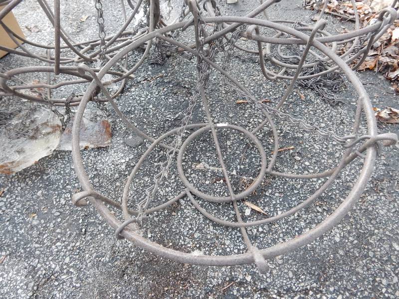 lot 105 image: 5, metal hanging baskets.. 12in diameter x 7 in deep.. Solid.