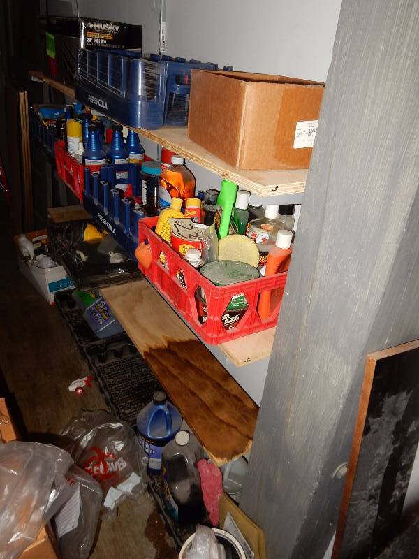 lot 120 image: Large quantity of cleaning items on the shelves..