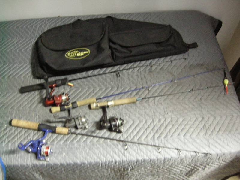 4 Ice Fishing RodsReels, Case