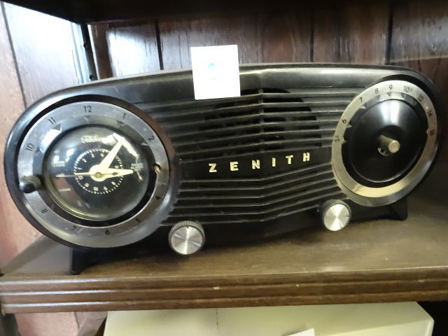 lot 2 image: Zenith Radio